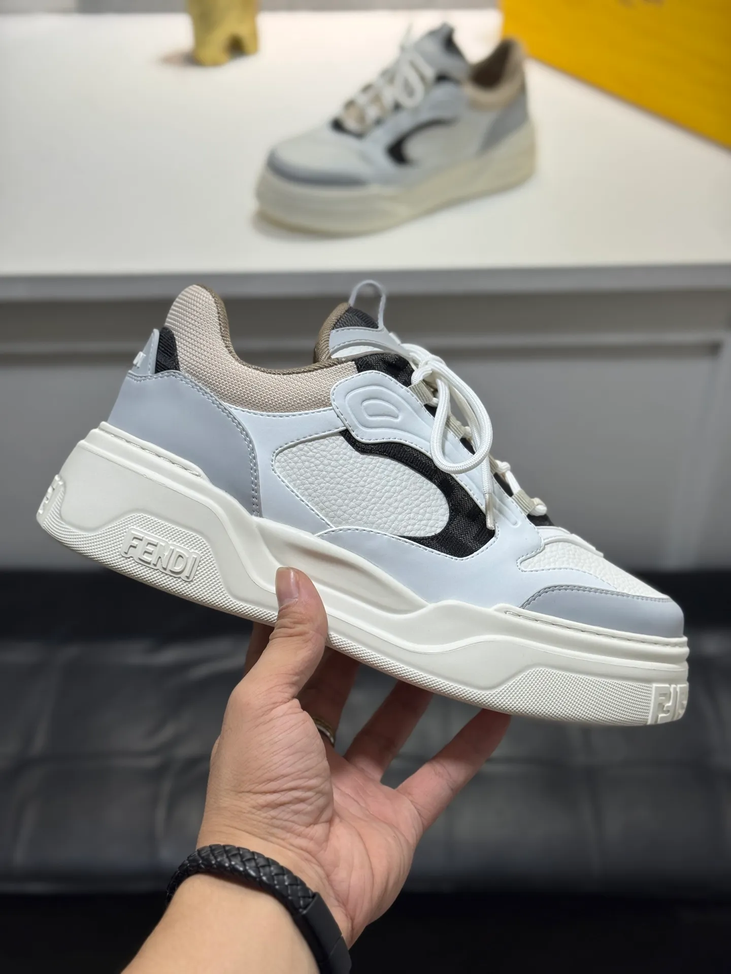 Men's men's shoes 💰560 [New style] 🦥🦥FENDI Fendi high version latest Force series calfskin FF mesh round toe thick sole low-top sports sneakers, these Force lace-up low-top shoes. Made of white full-grain leather and white and brown smooth leather. Padded. Brown FF jacquard and yellow technical fabric details. Lightweight and thick white sole with FF pattern details on the toe and heel ✔️Fabric: Imported first-layer cowhide breathable mesh ✔️Inner lining: Customized breathable mesh ✔️Sole: Open-molded rubber foam material ✔️Sole thickness: 7CM Size: #Men's 38-44 (45 is custom-made and cannot be returned or exchanged